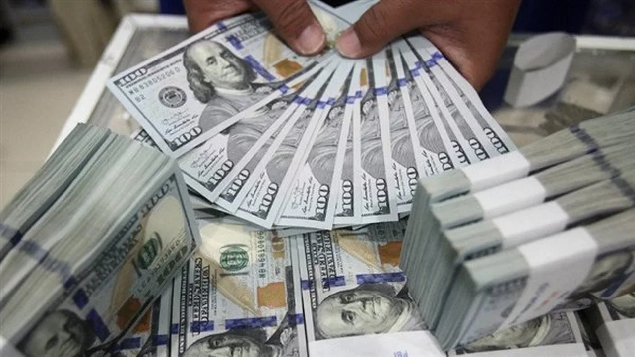 الدولار يسجل أفضل أداء أسبوعي منذ أكثر من عام وسط تصاعد التوترات